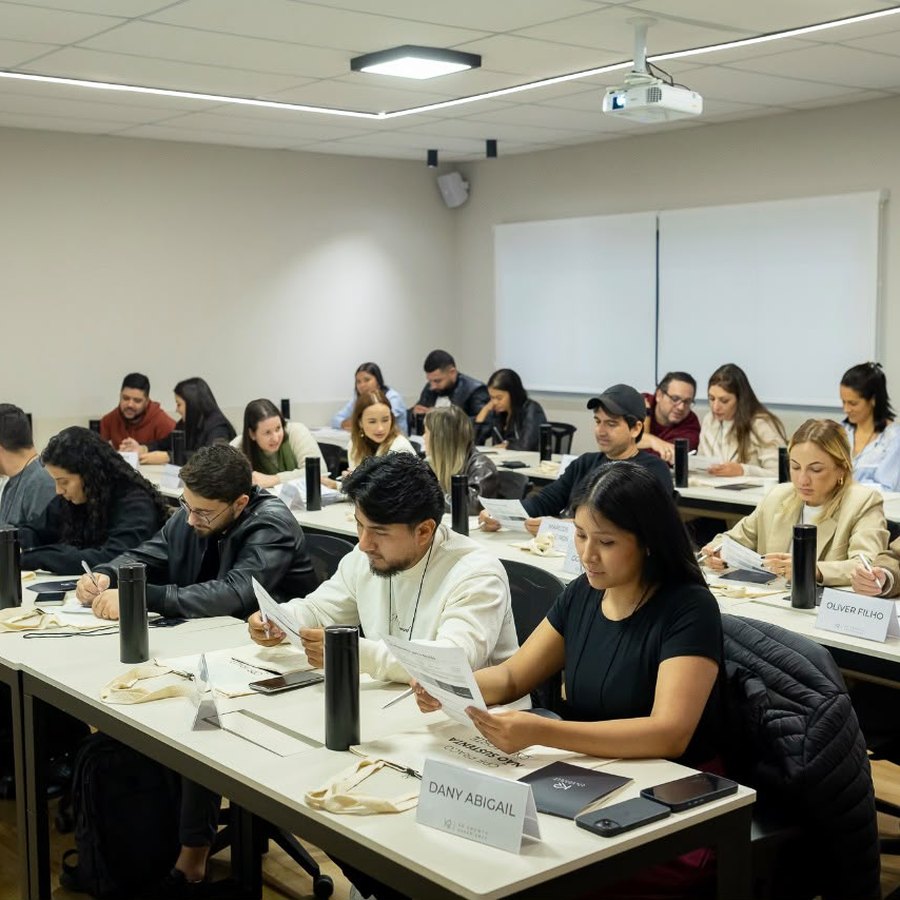 Participantes da imersão trabalhando durante o encontro
